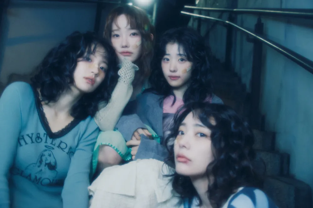 파일:난 네 편이야, 온 세상이 불협일지라도 CONCEPT PHOTO QWER 1.webp
