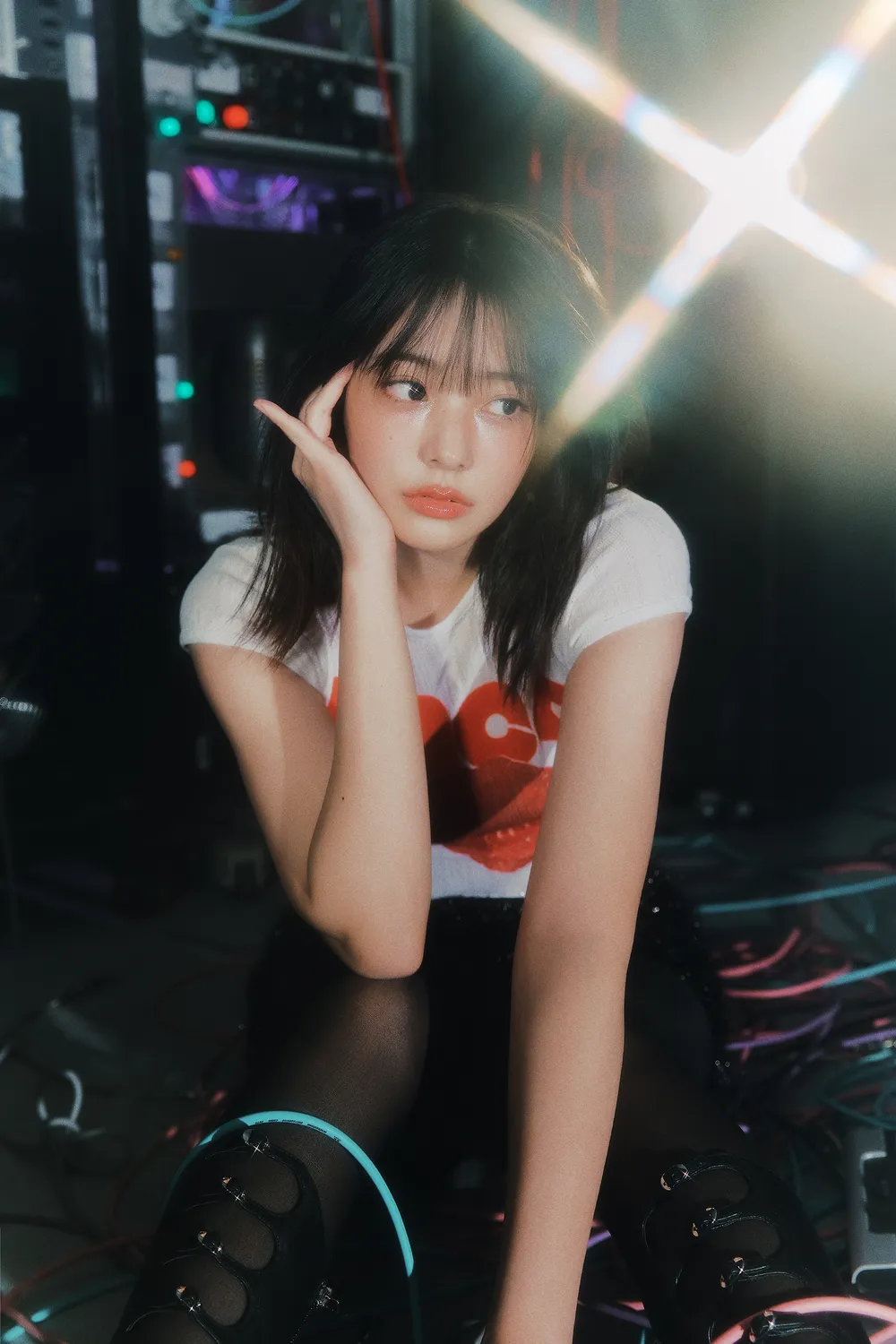 파일:난 네 편이야, 온 세상이 불협일지라도 CONCEPT PHOTO R 4.webp